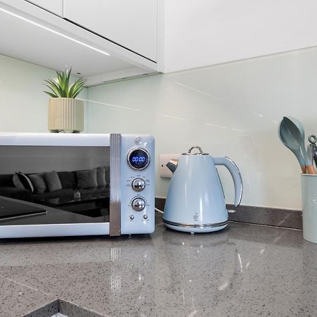 Luxury 4 Bedroom Flat With Stunning Shard View From Terrace In Central London! Next To Station, Sleeps 9 Kültér fotó