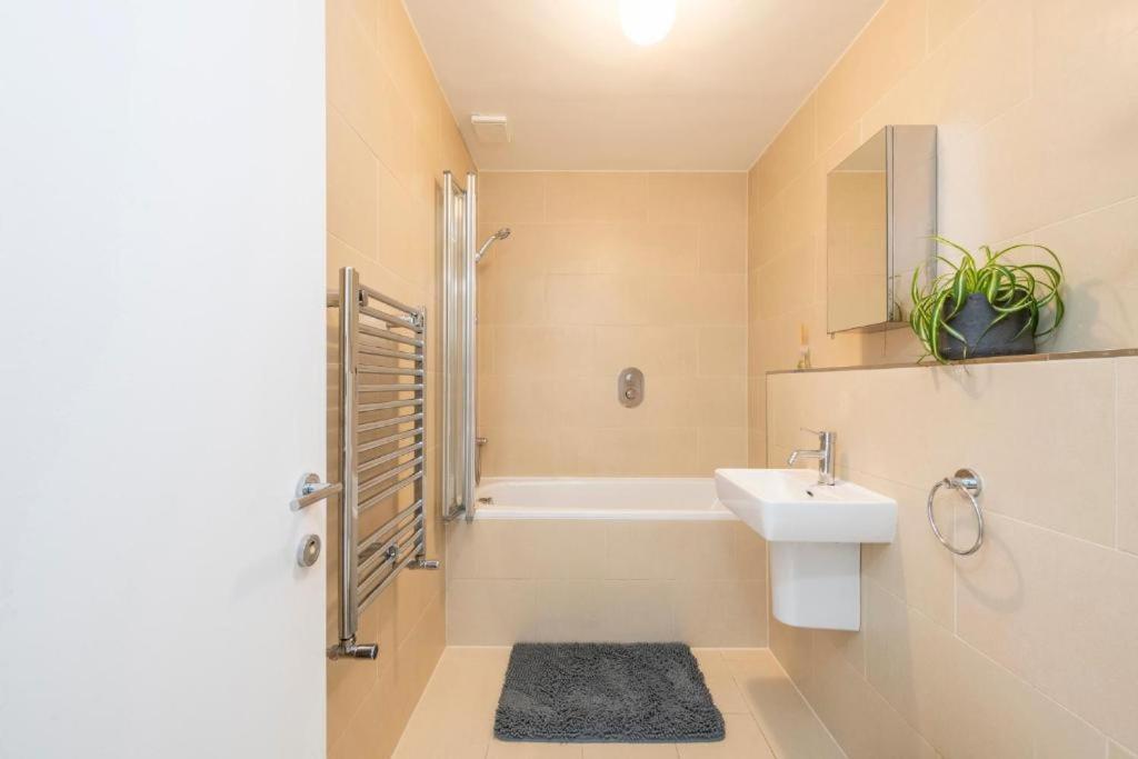 Luxury 4 Bedroom Flat With Stunning Shard View From Terrace In Central London! Next To Station, Sleeps 9 Szoba fotó