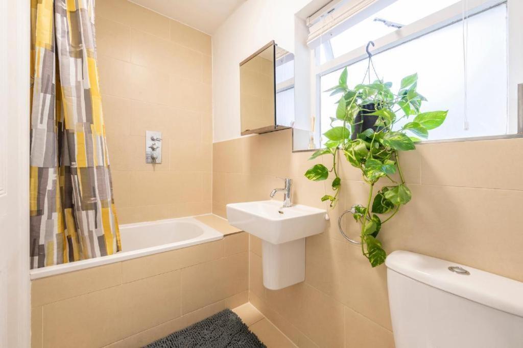 Luxury 4 Bedroom Flat With Stunning Shard View From Terrace In Central London! Next To Station, Sleeps 9 Szoba fotó