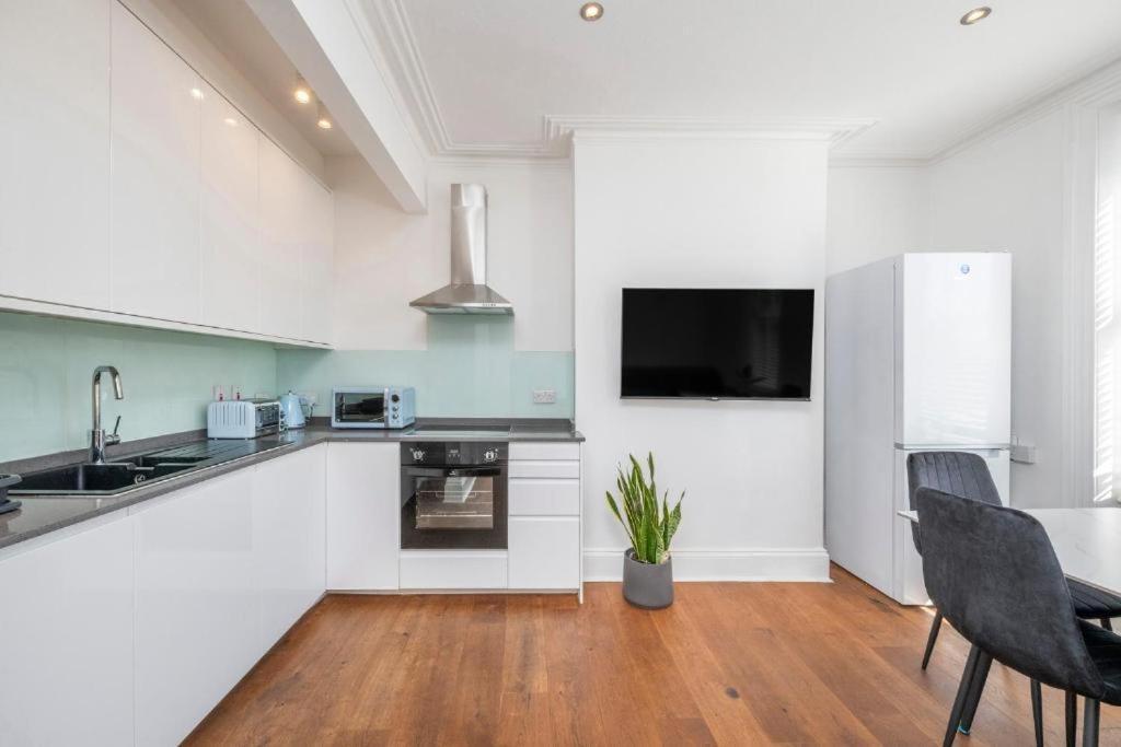 Luxury 4 Bedroom Flat With Stunning Shard View From Terrace In Central London! Next To Station, Sleeps 9 Szoba fotó