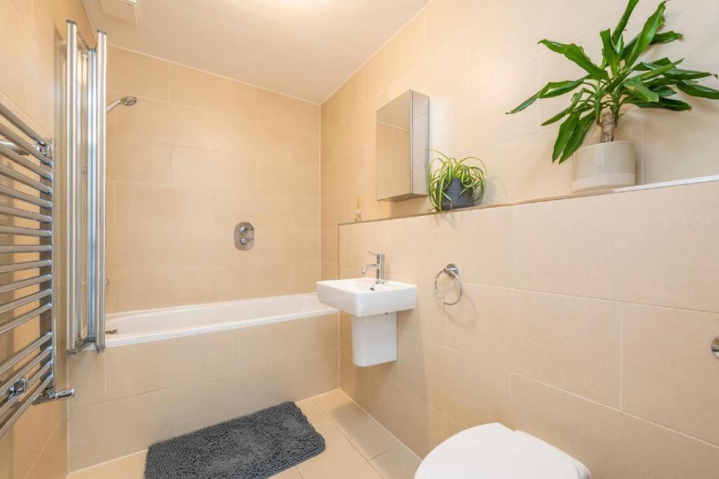 Luxury 4 Bedroom Flat With Stunning Shard View From Terrace In Central London! Next To Station, Sleeps 9 Szoba fotó