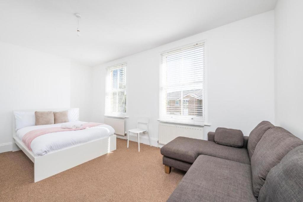 Luxury 4 Bedroom Flat With Stunning Shard View From Terrace In Central London! Next To Station, Sleeps 9 Szoba fotó