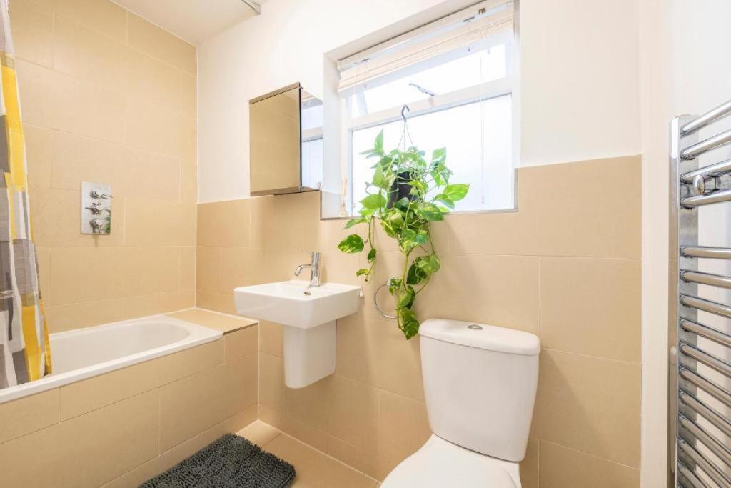 Luxury 4 Bedroom Flat With Stunning Shard View From Terrace In Central London! Next To Station, Sleeps 9 Szoba fotó